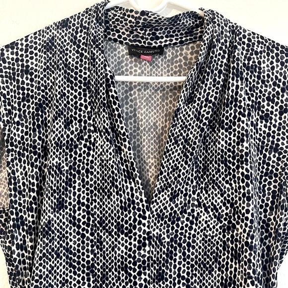Vince Camuto Navy Dot Snake Print Cap-sleeve Ruched V-Neck Stretch Jersey Top - Picture 3 of 5